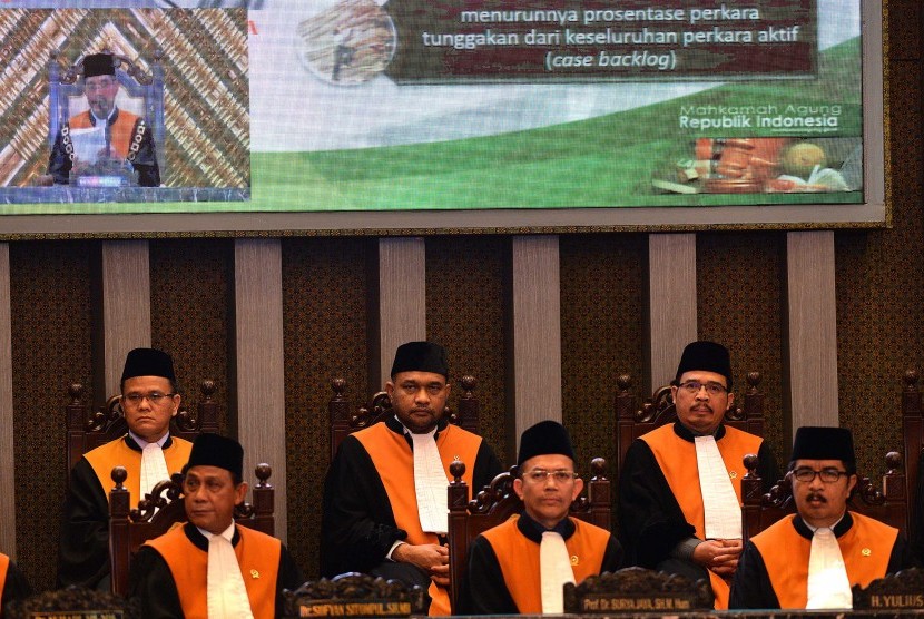 Sejumlah hakim agung dan hakim ad hoc mengikuti Sidang Pleno Laporan Tahunan 2016 yang dipimpin Ketua Mahkamah Agung (MA) M. Hatta Ali di Gedung MA, Jakarta, Kamis (9/2)