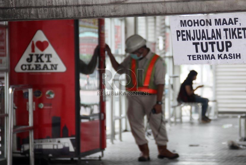  Sejumlah halte busway ditutup karena pengerjaan proyek MRT, diantaranya halte busway di Bundaran HI , Jakarta Pusat, Senin (6/1).    (Republika/Yasin Habibi)