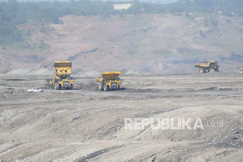 Sejumlah Heavy Dump Truck membawa muatan batubara di kawasan tambang airlaya milik PT Bukit Asam Tbk di Tanjung Enim, Muara Enim, Sumatera Selatan (ilustrasi). Harga batu bara acuan pada Agustus 2022 ditetapkan 321,59 dolar AS per ton atau mengalami kenaikan 2,59 dolar AS dibandingkan Juli 2022.