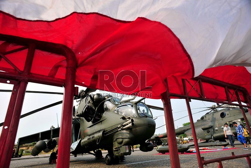  Sejumlah helikopter yang digunakan TNI AD dipajang dalam pameran Alat Utama Sistem Senjata TNI Angkatan Darat di lapangan Monas, Jakarta, Kamis (4/10).  (Edwin Dwi Putranto/Republika)