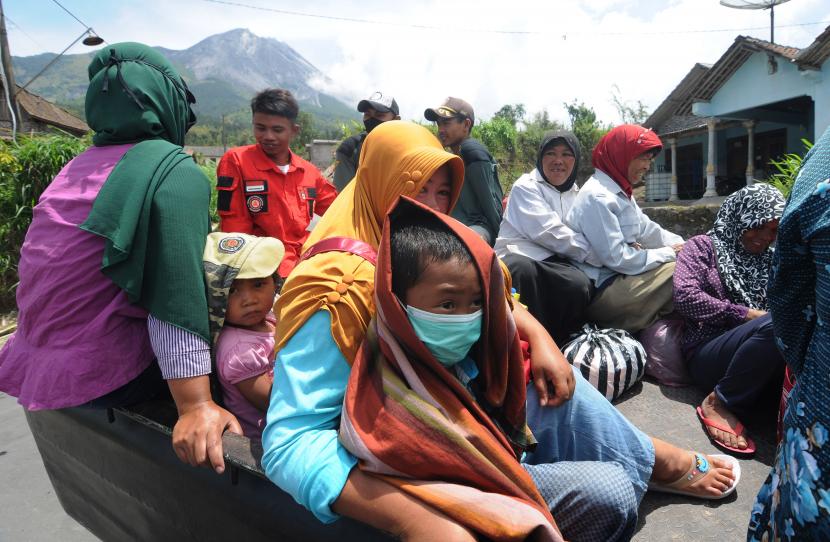 Sejumlah ibu dan anak warga lereng Gunung Merapi dievakuasi di Stabelan, Tlogolele, Selo, Boyolali, Jawa Tengah, Senin (9/11/2020). Proses evakuasi dilakukan bagi warga lansia, ibu hamil dan anak-anak yang tinggal di Kawasan Rawan Bencana (KRB) III desa Tlogolele yaitu dukuh Stabelan, Takeran dan Mbelang.