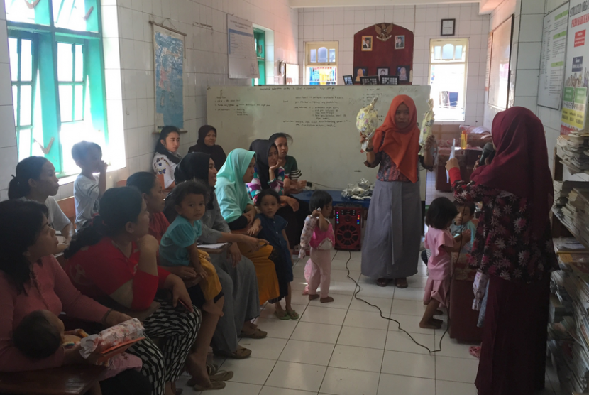 Sejumlah ibu dan balita di Kelurahan Pattillangoan, Kecamatan  Ujung Aspal, Kota Makassar, Sulawesi Selatan mengikuti Program Sehati  Pertamina.  