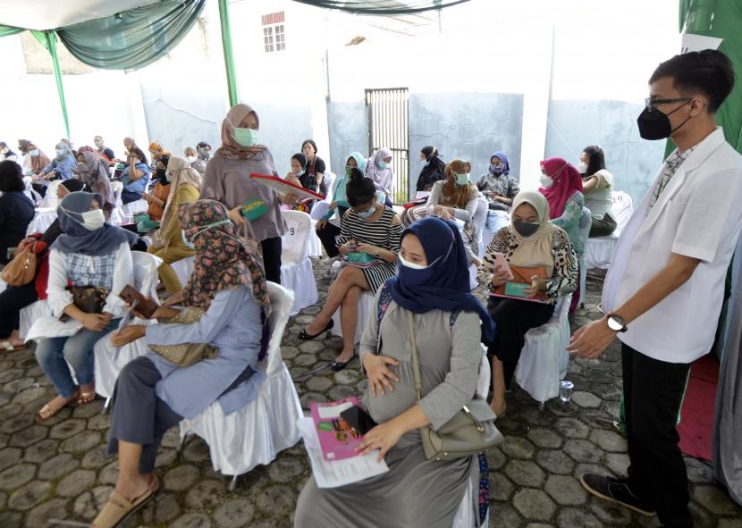 Sejumlah ibu hamil menunggu giliran untuk mendapatkan vaksin COVID-19 di Rumah Sakit Belleza Bandar Lampung, Lampung Selasa (24/8/2021). Rumah Sakit Belleza memberikan 200 dosis vaksin jenis Sinovac bagi ibu hamil guna mengejar target program vaksinasi nasional.