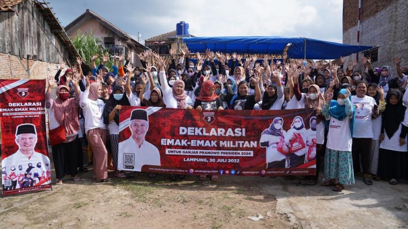 Sejumlah ibu-ibu di Bandar Lampung, Lampung, mendukung Ganjar Pranowo, Sabtu (30/7/2022).