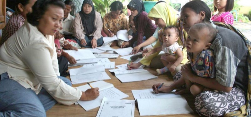 Sejumlah ibu-ibu di Desa Purwosari Kecamatan Purwosari, Bojonegoro, Jatim, mengikuti pelajaran membaca, menulis dan berhitung (calistung). 