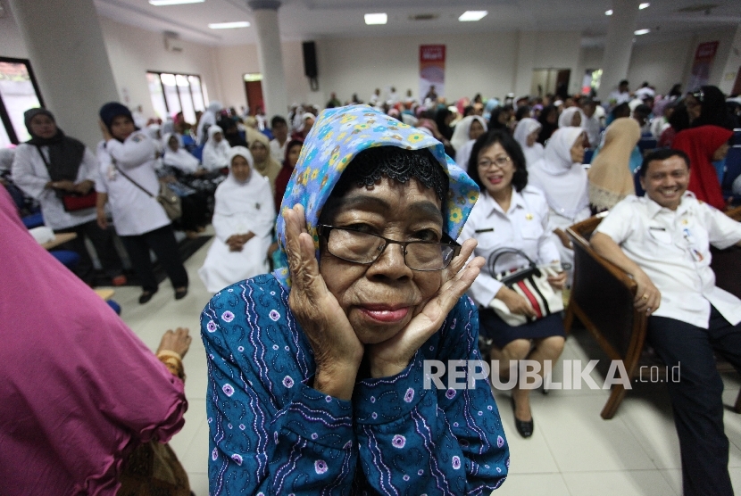 Sejumlah Ibu-ibu lanjut usia menghadiri peringatan Hari Lanjut Usia Nasional (HLUN) Tingkat Provinsi DKI Jakarta 2017 di Panti Bina Insan Bangun Daya 2, Rabu (10/5).