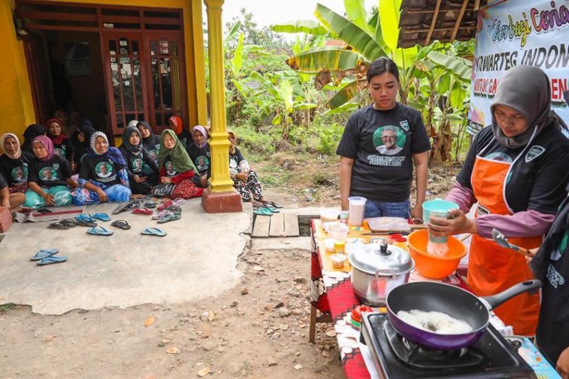 Sejumlah ibu-ibu mengikuti pelatihan membuat kue bolu karamel kukus, di Desa Sugih Waras, Kelurahan Babadan, Kecamatan Patian Rowo, Kabupaten Nganjuk, Jawa Timur. 