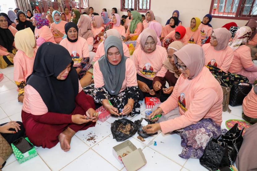 Sejumlah ibu-ibu mengikuti pelatihan membuat serbuk jahe merah bagi mak-mak di Desa Sungai Bakau, Kecamatan Kumai, Kabupaten Kotawaringin Barat, Kalimantan Tengah (Kalteng). 