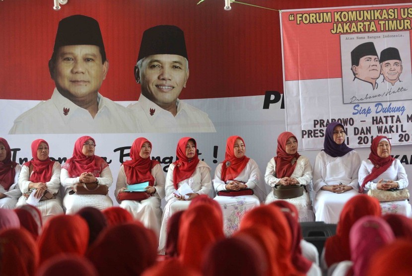 Sejumlah ibu-ibu pengajian yang tergabung dalam Forum Komunikasi Ustadzaah Jakarta Timur mendeklarasikan mendukung pasangan calon presiden Prabowo-Hatta di Rumah Polonia, Jakarta, Kamis (29/5)