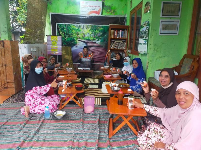 Sejumlah ibu-ibu RW 09 Kelurahan Dukuh yang merupakan peserta pengajian senang karena mendapatkan oleh-oleh berupa kornet Superqurban dari Rumah Zakat, Jumat (4/2).