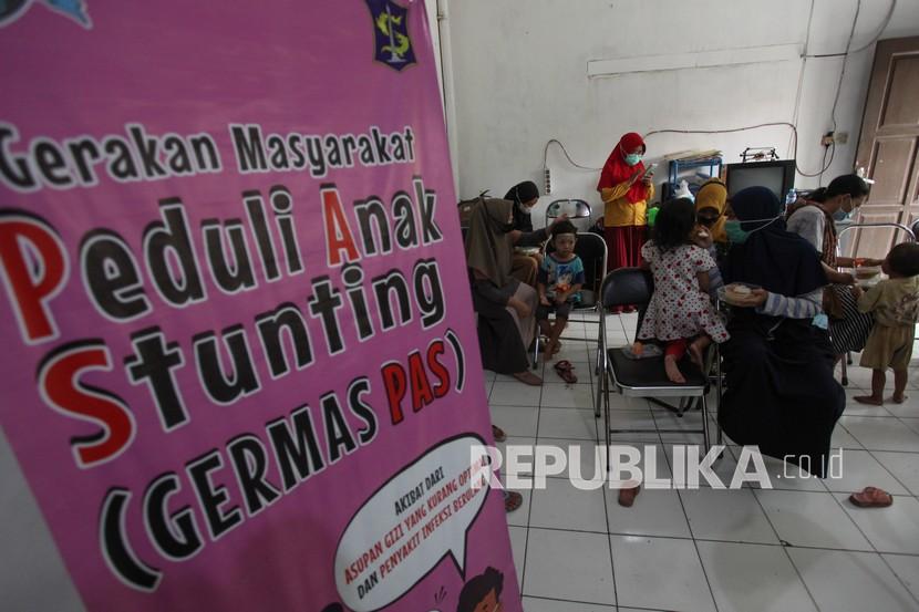 Sejumlah ibu menyuapi anaknya dengan makanan yang didapat dari program Gerakan Masyarakat Peduli Anak Stunting (Germas Pas). 