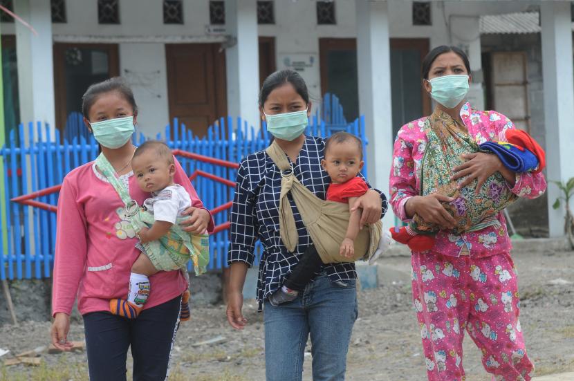 Sejumlah ibu warga lereng Gunung Merapi mengikuti edukasi protokol kesehatan di Tempat Pengungsian Tlogolele, Selo, Boyolali, Jawa Tengah, Selasa (10/11/2020). Edukasi dengan mengajarkan cara mencuci tangan, menggunakan cairan antiseptik dan memakai masker tersebut sebagai usaha penguatan penerapan protokol kesehatan di tempat pengungsian Merapi di tengah pandemi COVID-19.