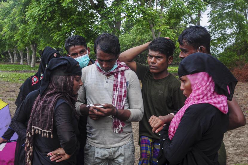 NUG Myanmar: Warga Rohingya Berhak Memiliki Kewarganegaraan. Sejumlah imigran etnis Rohingya berada di kawasan pantai Kuala Simpang Ulim, Simpang Ulim, Aceh Timur, Aceh, Jumat (4/6/2021). Sebanyak 81 imigran etnis Rohingnya terdampar dikawasan pantai Kuala Simpang Ulim pada pukul 07:00.WIB.