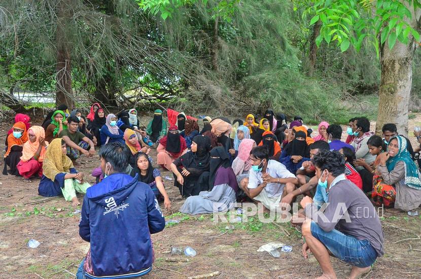 Sejumlah imigran etnis rohingya berada di kawasan pantai Kuala Simpang Ulim, Simpang Ulim, Aceh Timur, Aceh, Jumat (4/6/2021). Sebanyak 81 imigran etnis Rohingnya terdampar dikawasan pantai Kuala Simpang Ulim pada pukul 07:00.WIB.