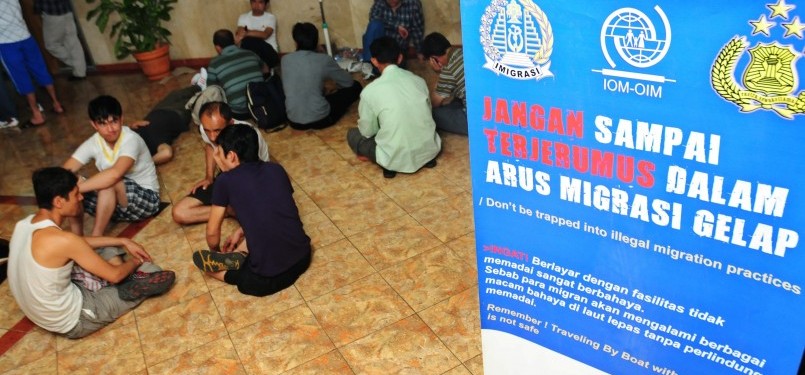 Sejumlah imigran gelap menunggu untuk didata di kantor Direktorat Jendral Imigrasi Kementerian Hukum dan HAM, Jakarta, Senin (13/2). (Republika/Aditya Pradana Putra)