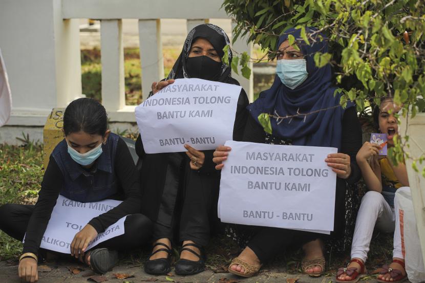 Sejumlah imigran memegang poster ketika berunjuk rasa di depan kantor DPRD Kota Batam, Kepulauan Riau, Rabu (1/12/2021). Unjuk rasa yang kembali digelar imigran asal Afghanistan tersebut meminta kejelasan status dan kepastian dari UNHCR karena sudah tinggal selama lebih dari sembilan tahun di pengungsian.
