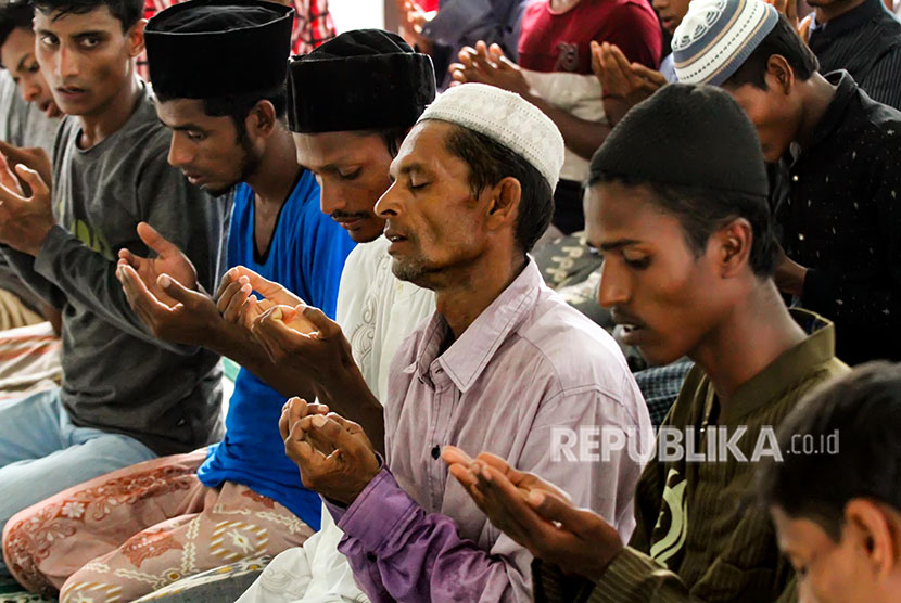 Sejumlah imigran Rohingya asal Myanmar berdoa usai melaksanakan ibadah di penampungan darurat kompleks Sanggar Kegiatan Belajar (SKB) Cot Gapu Kabupaten Bireuen, Aceh, Sabtu (21/4). 