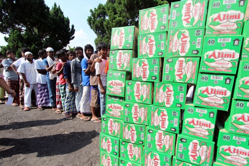 Sejumlah imigran Rohingya asal Myanmar dan Banglades menerima bantuan di penampungan Imigrasi Kelas I Khusus Medan, Sumatera Utara, Kamis (21/5).