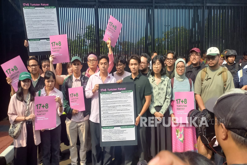 Sejumlah influencer menyerahkan tuntutan 17+8 ke Gedung DPR, Senayan, Jakarta Pusat, Kamis (4/9/2025). 