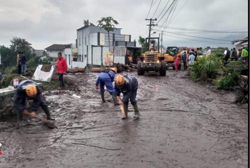 Sejumlah instansi melakukan pembersihan material lumpur bekas banjir di Kota Batu, Malang.
