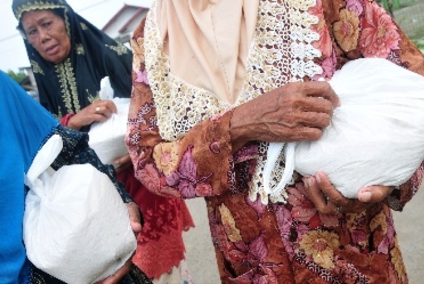 Sejumlah istri nelayan mendatangi lokasi pembagian beras di Balaidesa Randusanga, Brebes, Sabtu (28/2).