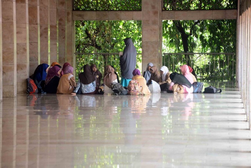 Sejumlah jamaah berdiskusi di Masjid Istiqlal, Jakarta, Ahad (17/11). Selain berfungsi sebagai tempat ibadah, masjid juga dapat dipergunakan untuk kegiatan kagamaan lainnya seperti diskusi keagamaan. diskusi di masjid 