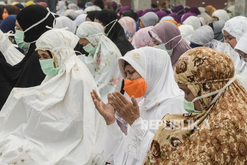 Sejumlah jamaah berdoa usai melakukan shalat Istisqa di Masjid Raya Nur Alam, Pekanbaru, Riau, Rabu (18/9).