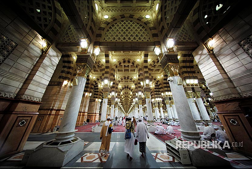 Akhirnya Arab Saudi Bolehkan Remaja Masuk ke Masjid Nabawi. Sejumlah jamaah berjalan di area masjid Nabawi, Madinah, Arab Saudi.