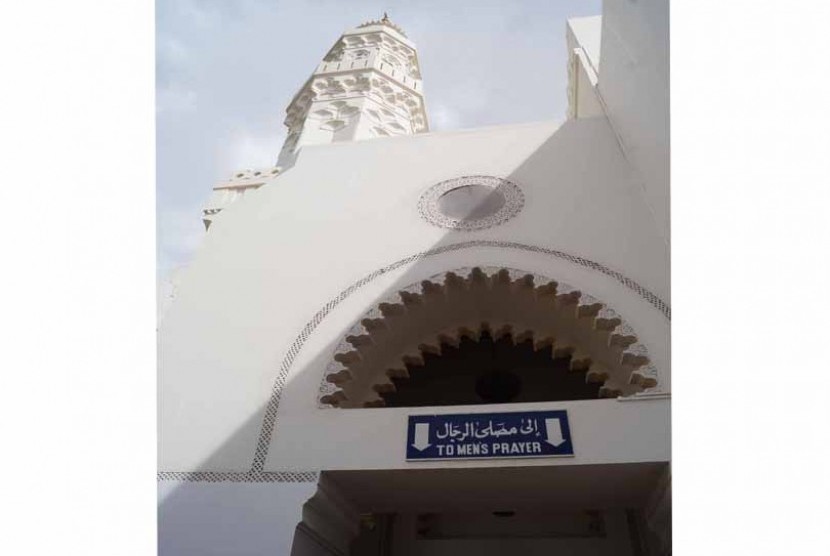 Sejumlah jamaah berjamaah Shalat Dhuhur di Masjid Qiblatain, Madinah, Arab Saudi, Rabu (15/10) pekan lalu. Masjid Qiblatain ini menjadi salah satu dari tiga ikon masjid di Kota Madinah yang menjadi lokasi ziarah para jamaah haji maupun umrah. Dua masjid be