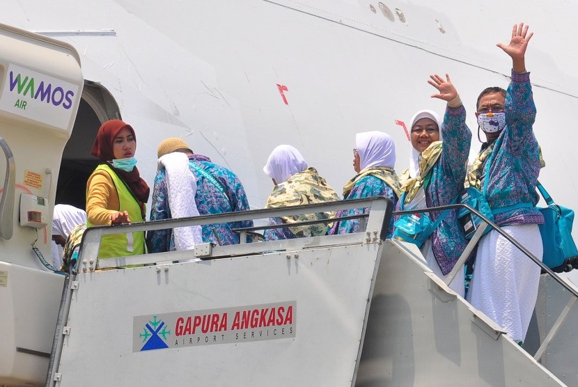 Sejumlah jamaah calon haji antre memmasuki pesawat saat pemberangkatan kloter terakhir Embarkasi Boyolali di Bandara Adi Soemarmo, Boyolali, Jawa Tengah, Kamis (17/9). 