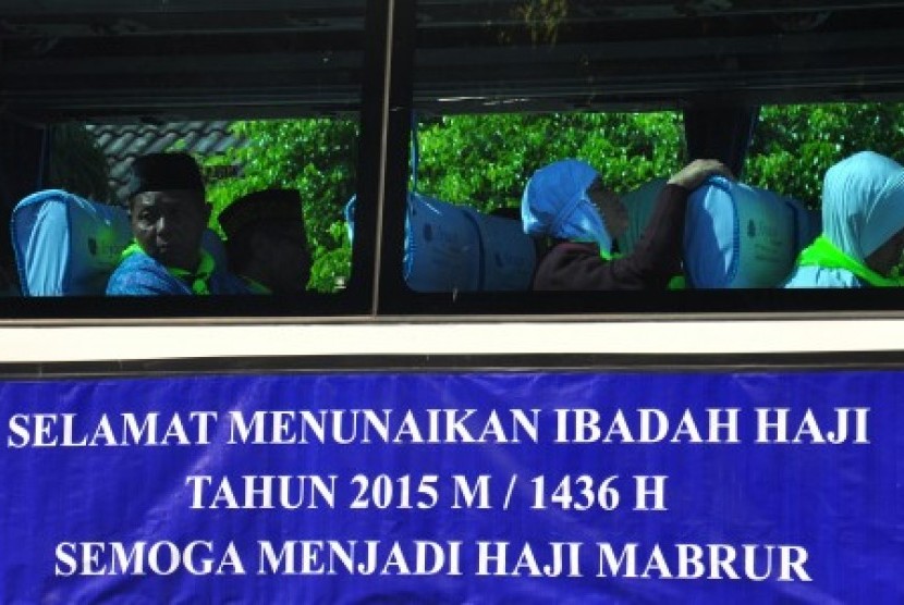 Sejumlah jamaah calon haji berada di dalam bus saat pelepasan keberangkatan kloter pertama di Asrama Embarkasi Haji Adisumarmo, Donohudan, Boyolali, Jumat (21/8). 