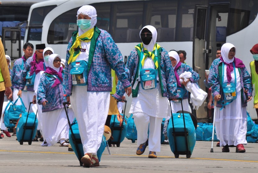 Sejumlah jamaah calon haji berjalan menuju pesawat saat pemberangkatan kloter terakhir Embarkasi Boyolali di Bandara Adi Soemarmo, Boyolali, Jawa Tengah, Kamis (17/9). 