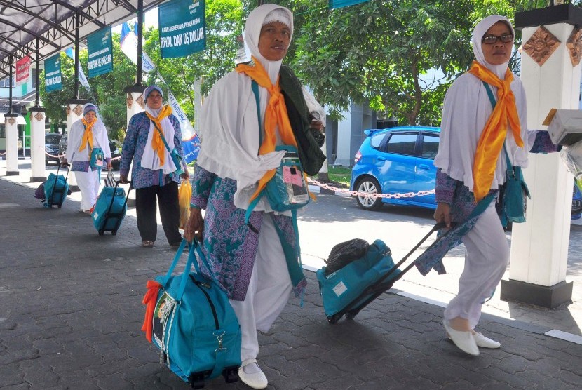 Sejumlah jamaah calon haji memasuki asrama Embarkasi Haji, Donohudan, Boyolali, Jawa Tengah.