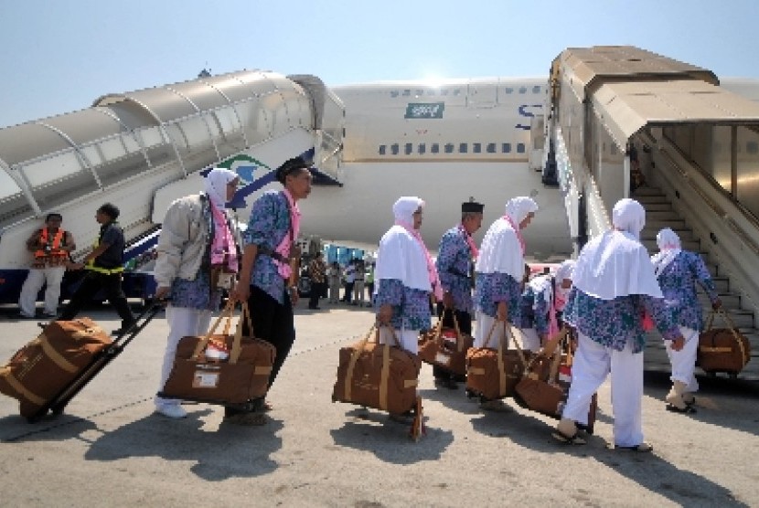 Sejumlah jamaah calon haji kelompok terbang (kloter) pertama embarkasi Surabaya menuju ke pesawat di Bandar Udara Internasional Juanda, Sidoarjo, Jatim. Jatim Dapat Tambahan 1.272 Kuota Haji