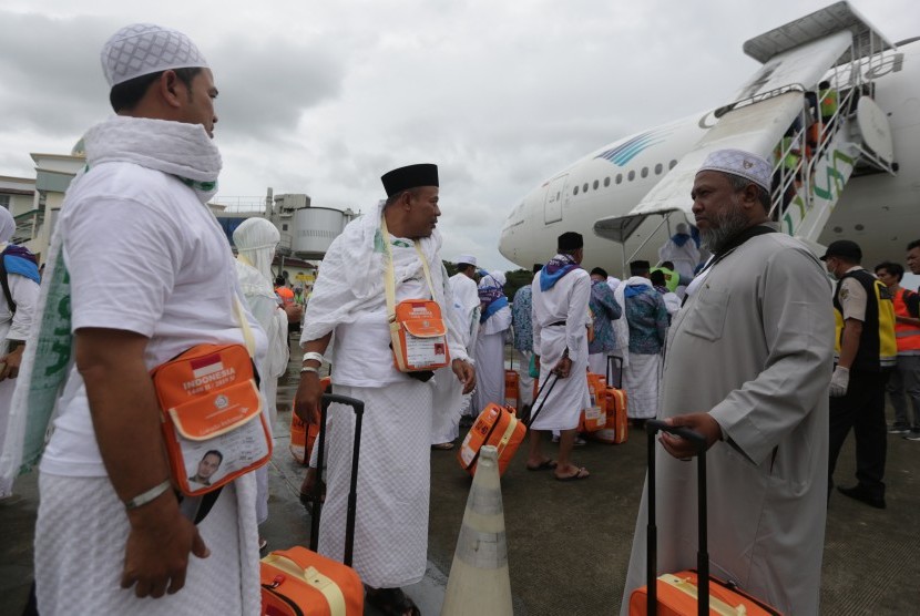 Sejumlah jamaah calon haji kloter pertama Embarkasi Aceh antre naik ke pesawat udara di Bandara Internasional Sultan Iskandar Muda, Aceh Besar, Aceh, Sabtu (20/7/2019). 