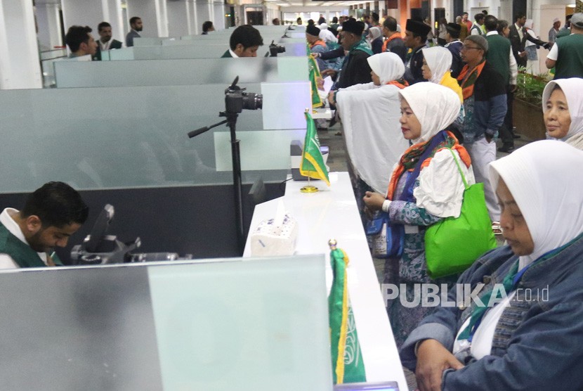 Sejumlah Jamaah Calon Haji kloter pertama embarkasi Jakarta antre pemeriksaan keimigrasian Arab Saudi di Bandara Soekarno Hatta, Tangerang, Banten, Selasa (17/7). 