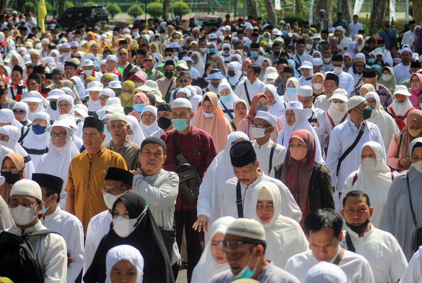 Sejumlah jamaah calon haji melakukan manasik haji di Lapangan Tegar Beriman, Kecamatan Cibinong, Kabupaten Bogor, Jawa Barat, Rabu (1/6/2022).