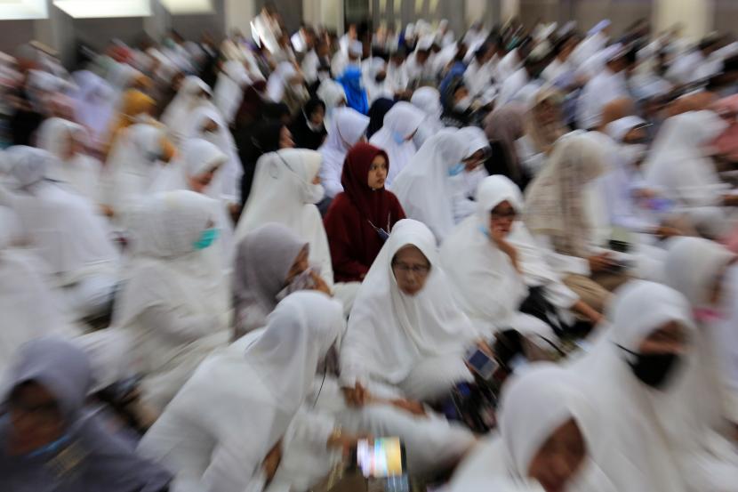 Sejumlah jamaah calon haji menunggu proses peusijuk (tepung tawar) dan pelepasan di aula gedung A Mawardi Nurdin Balai Kota Banda Aceh, Aceh, Kamis (9/6/2022). Calon Jamaah Haji Banda Aceh 565 Orang