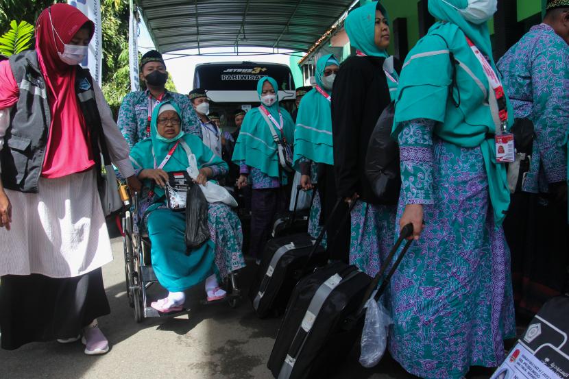 Sejumlah jamaah calon haji turun dari bus di Asrama Haji Surabaya, Jawa Timur, Kamis (16/6/2022). Empat Jamaah Haji Embarkasi Surabaya Tunda Keberangkatan karena Hamil
