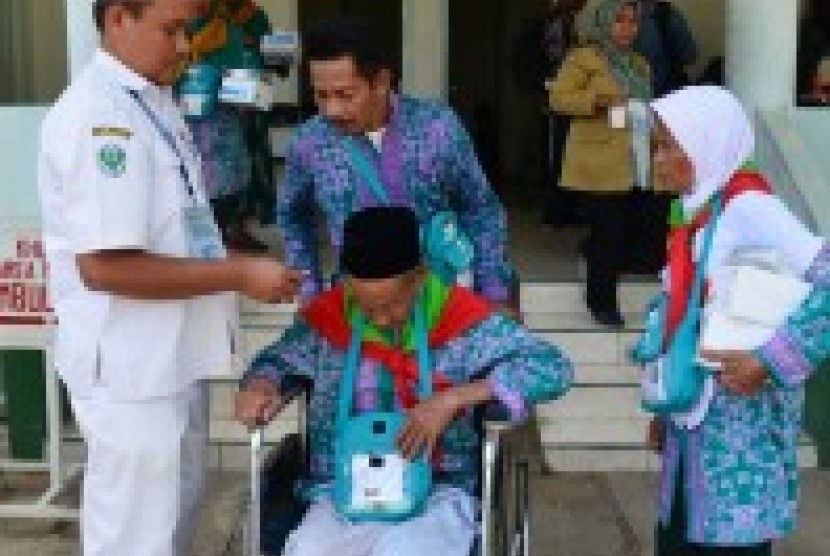 Sejumlah jamaah calon haji usai diperiksa kesehatannya di Asrama Haji Lingkar Selatan Mataram, Nusa Tenggara Barat (NTB), Senin (24/8).
