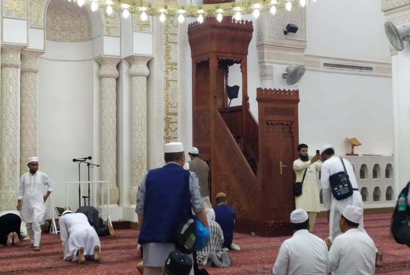 Sejumlah jamaah dari berbagai negara mendirikan shlat di Masjid Qiblatain, Madinah.