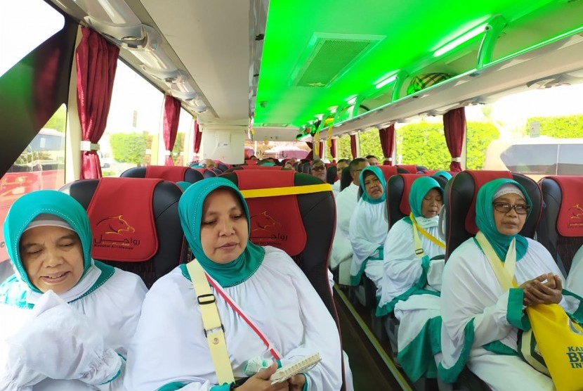 Sejumlah jamaah haji asal kloter 30 embarkasi Jakarta-Bekasi dan siap berangkat menuju Makkah, di Bursa Ali, Madinah,Rabu (24/7). Jamaah yang berangkat dari Madinah menuju Makkah, mengambil miqat dan berniat ihram di Bir Ali. 