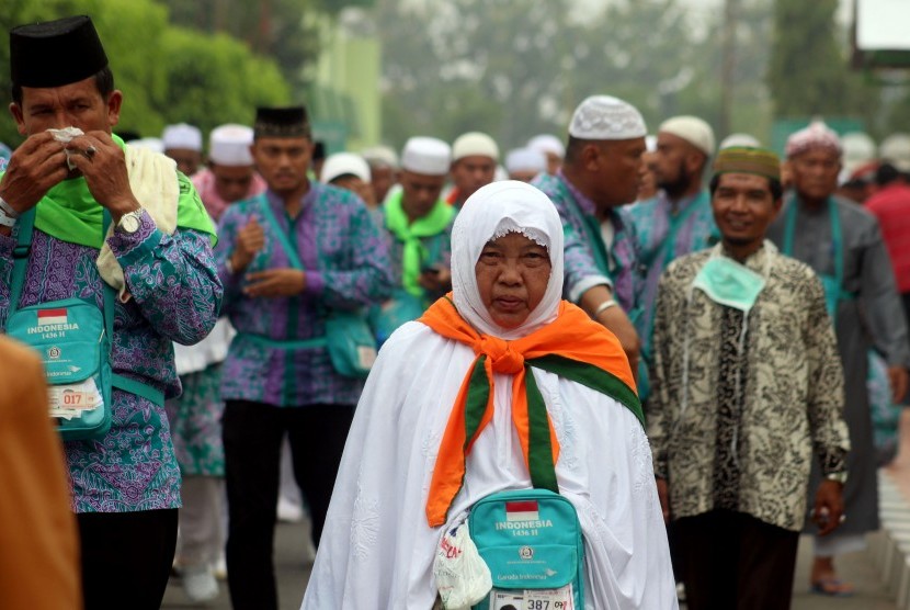  Sejumlah jamaah haji asal Medan dan Padang Lawas Utara tiba di Asrama Haji Medan, Sumatera Utara, Rabu (30/9). 