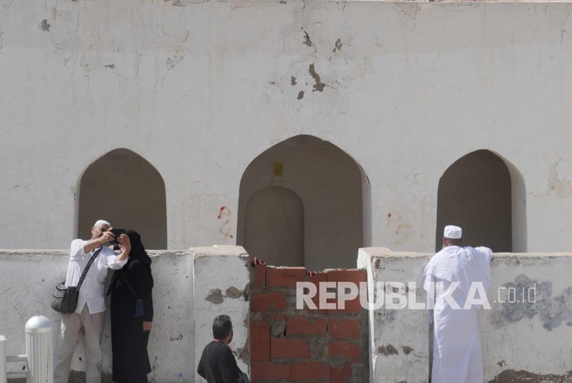 Sejumlah jamaah haji asal Turki tengah mengamati salah satu bangunan masjid yg terkunci di komplek masjid Khandaq di Madinah, Arab Saudi. Jamaah Haji Turki, Eropa, AS, dan Australia Mulai Berangkat ke Madinah