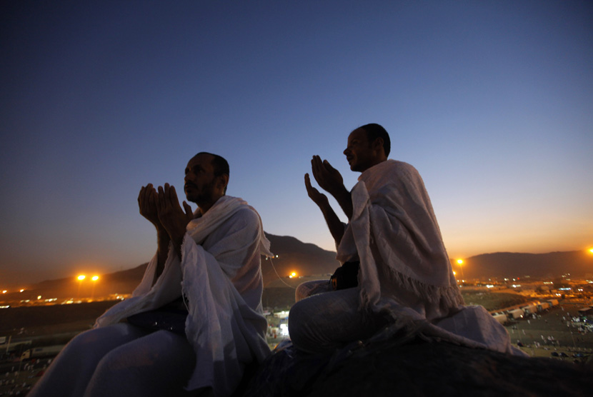 Sejumlah jamaah haji  berdoa  di bukit Jabal Rahmah saat melaksanakan ibadah wukuf di Arafah, Senin (14/10).  (AP/Amr Nabil)