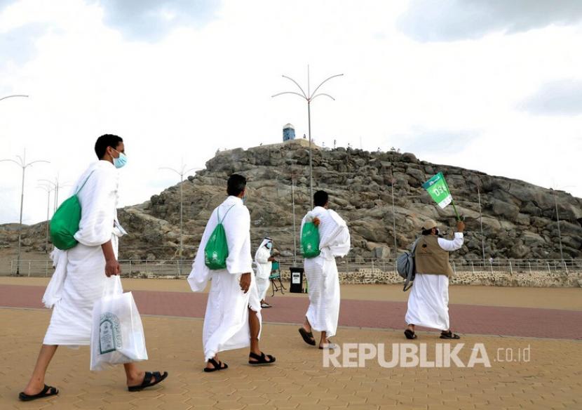 Raja Salman Terima Ucapan Selamat atas Penyelenggaraan Haji. Foto: Sejumlah jamaah haji berjalan menuju Jabal Rahmah di Arafah dengan memakai masker dan menjaga jarak sosial guna menghindari penyebaran virus corona di Arafah, Arab Saudi, Kamis (30/7/2020).