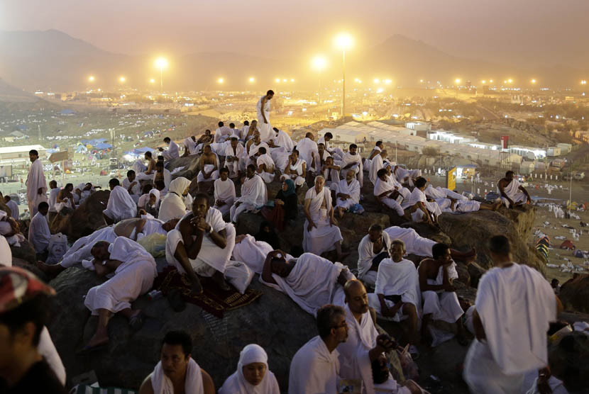  Sejumlah jamaah haji berkumpul di puncak Jabal Rahmah saat pelaksanaan ibadah wukuf di Arafah dekat kota suci Makkah.    (Hassan Ammar/AP)