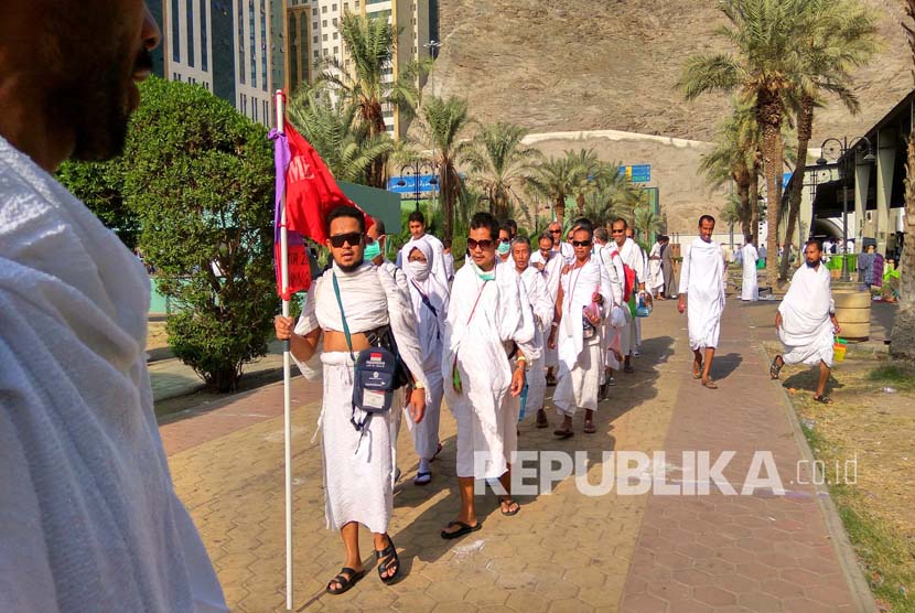 Sejumlah jamaah haji Indonesia berjalan kaki menuju Adalah, melintasi kawasan Mahbas Jin di Makkah (Ilustrasi) (Republika/ Amin Madani)