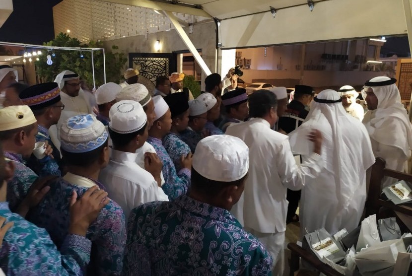 Sejumlah jamaah haji Indonesia berjejer antre saat pembagian souvenir dari perwakilan Kerajaan Arab Saudi, Madinah, Rabu (4/9) malam. Sebanyak 150 jamaah haji Indonesia diundang pihak Kerajaan Arab Saudi dalam jamuan makan malam. 
