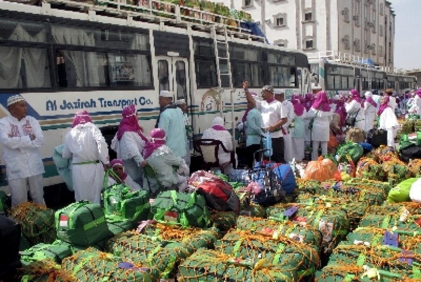 Sejumlah jamaah haji Indonesia bersiap menaiki bus yang akan membawa mereka ke Makkah.